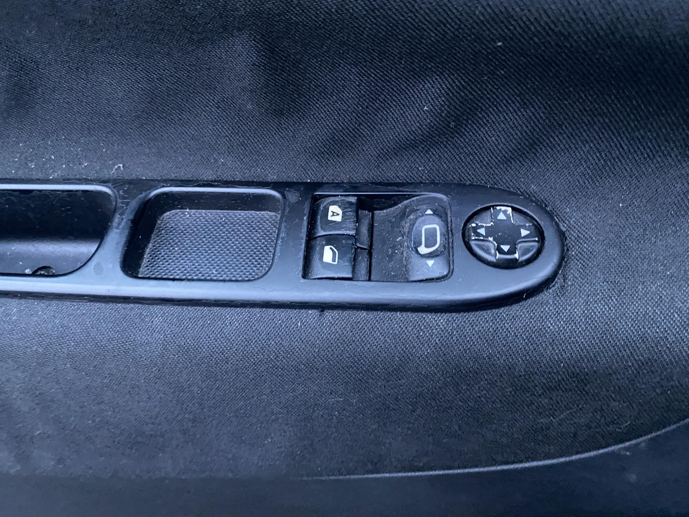 Peugeot 207, 2010 - pohled č. 17