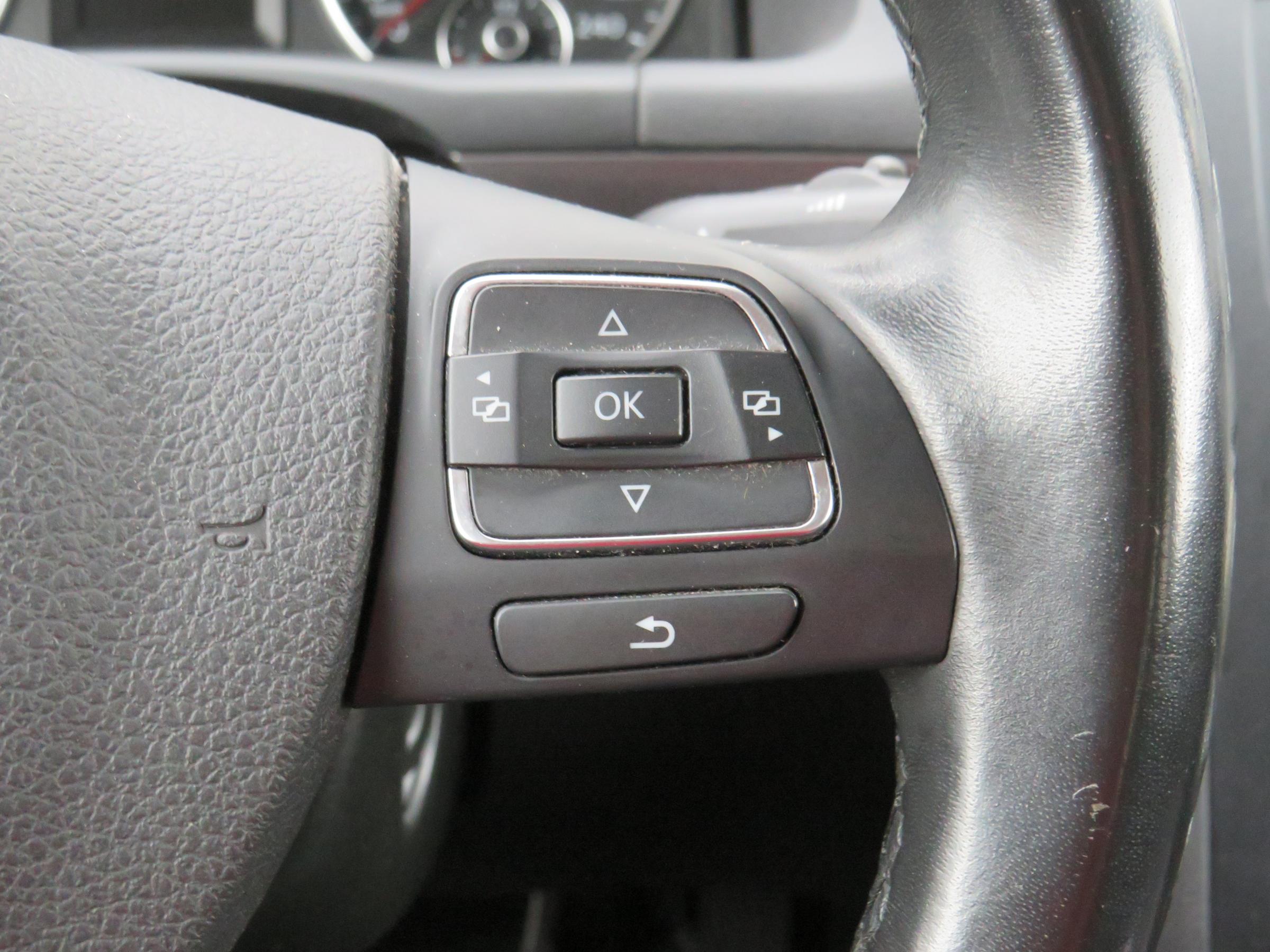 Volkswagen Touran, 2014 - pohled č. 18