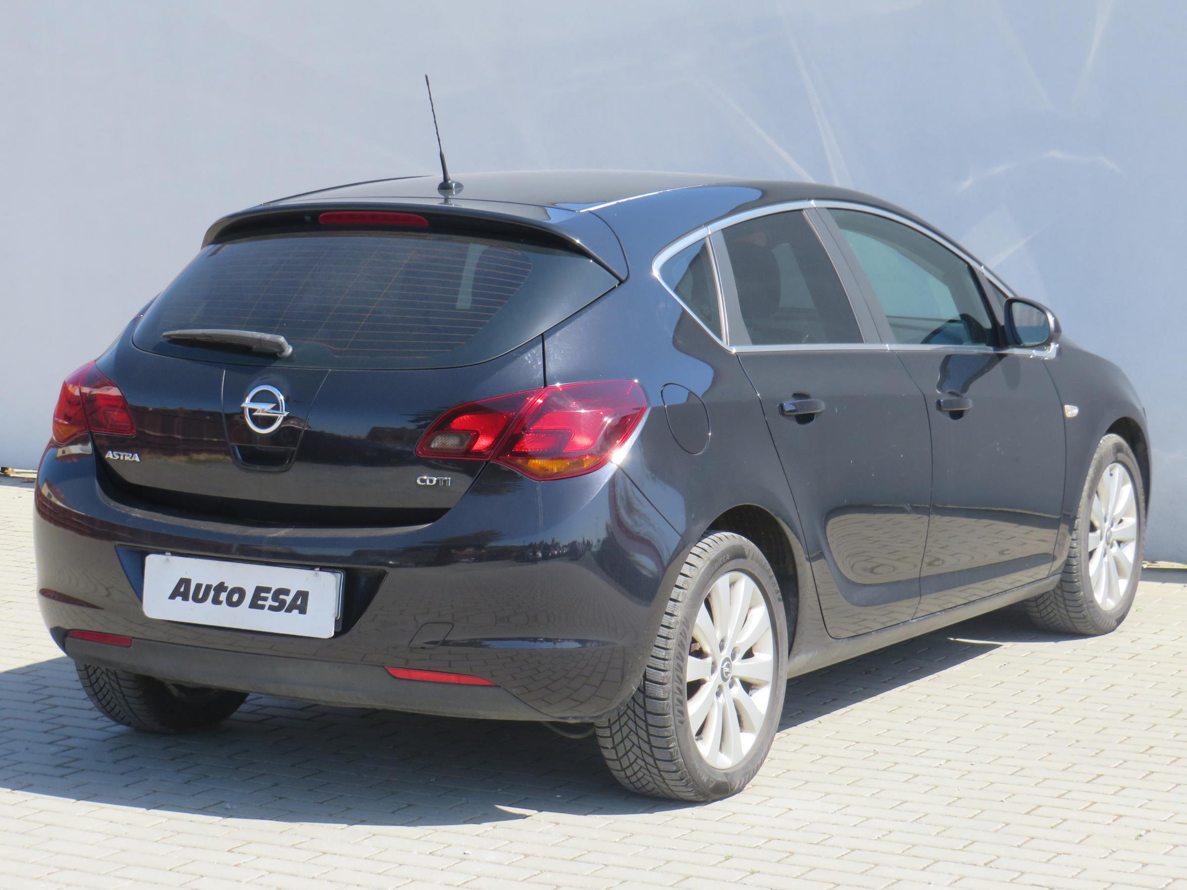 Opel Astra, 2010 - pohled č. 4