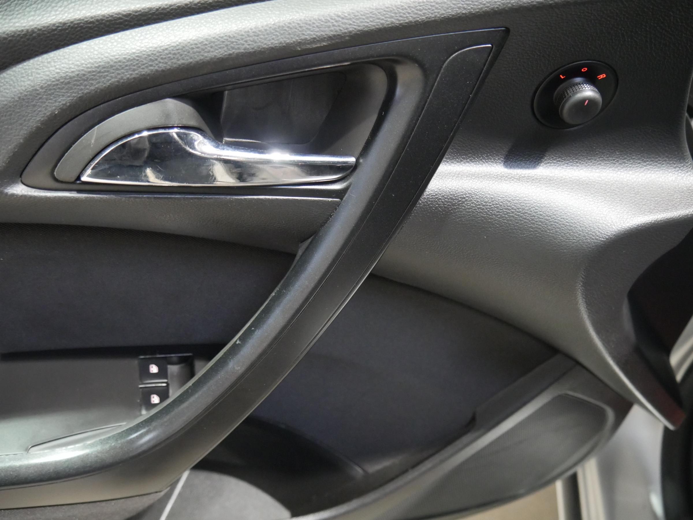 Opel Astra, 2011 - pohled č. 11