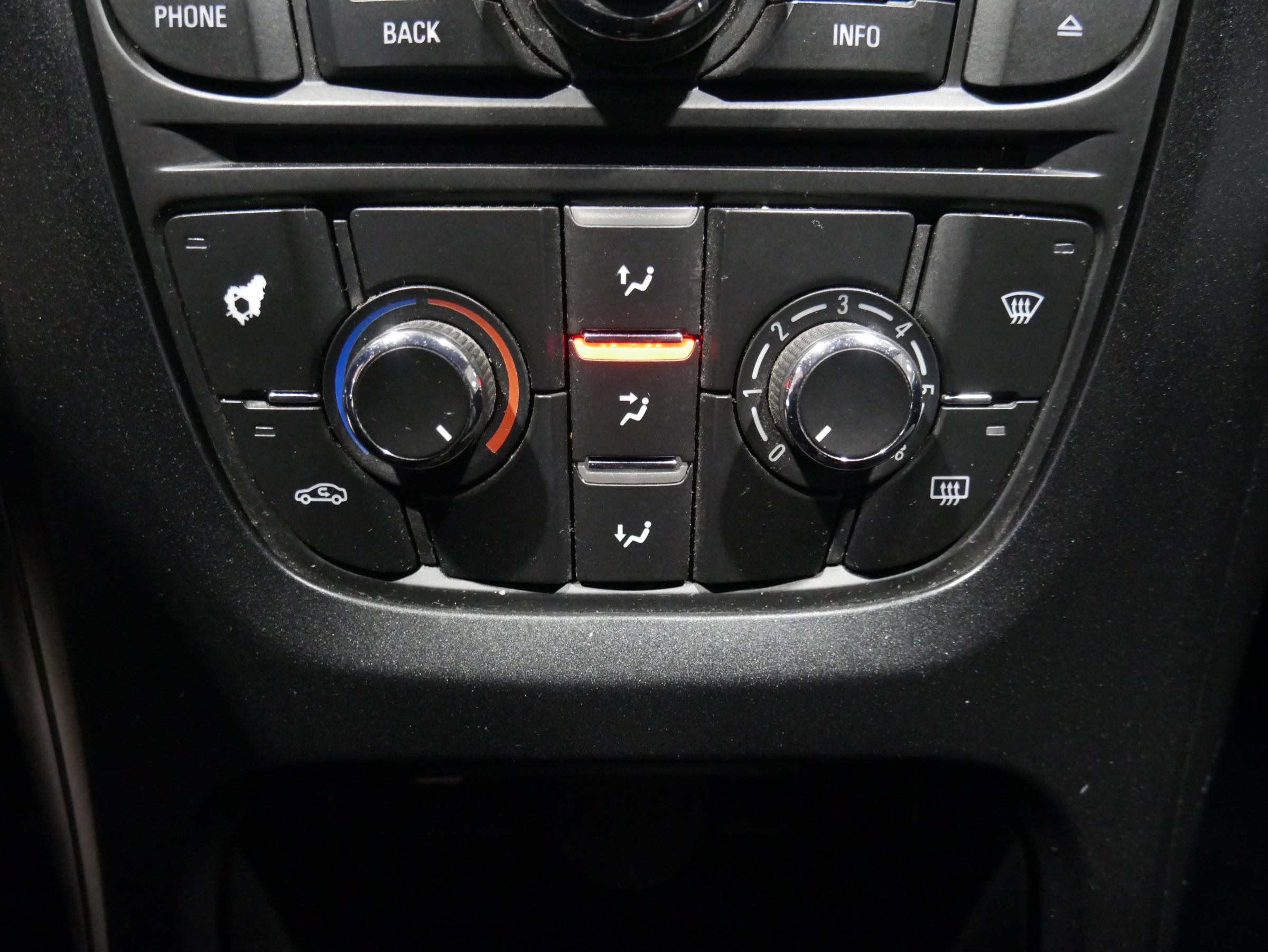 Opel Astra, 2011 - pohled č. 16