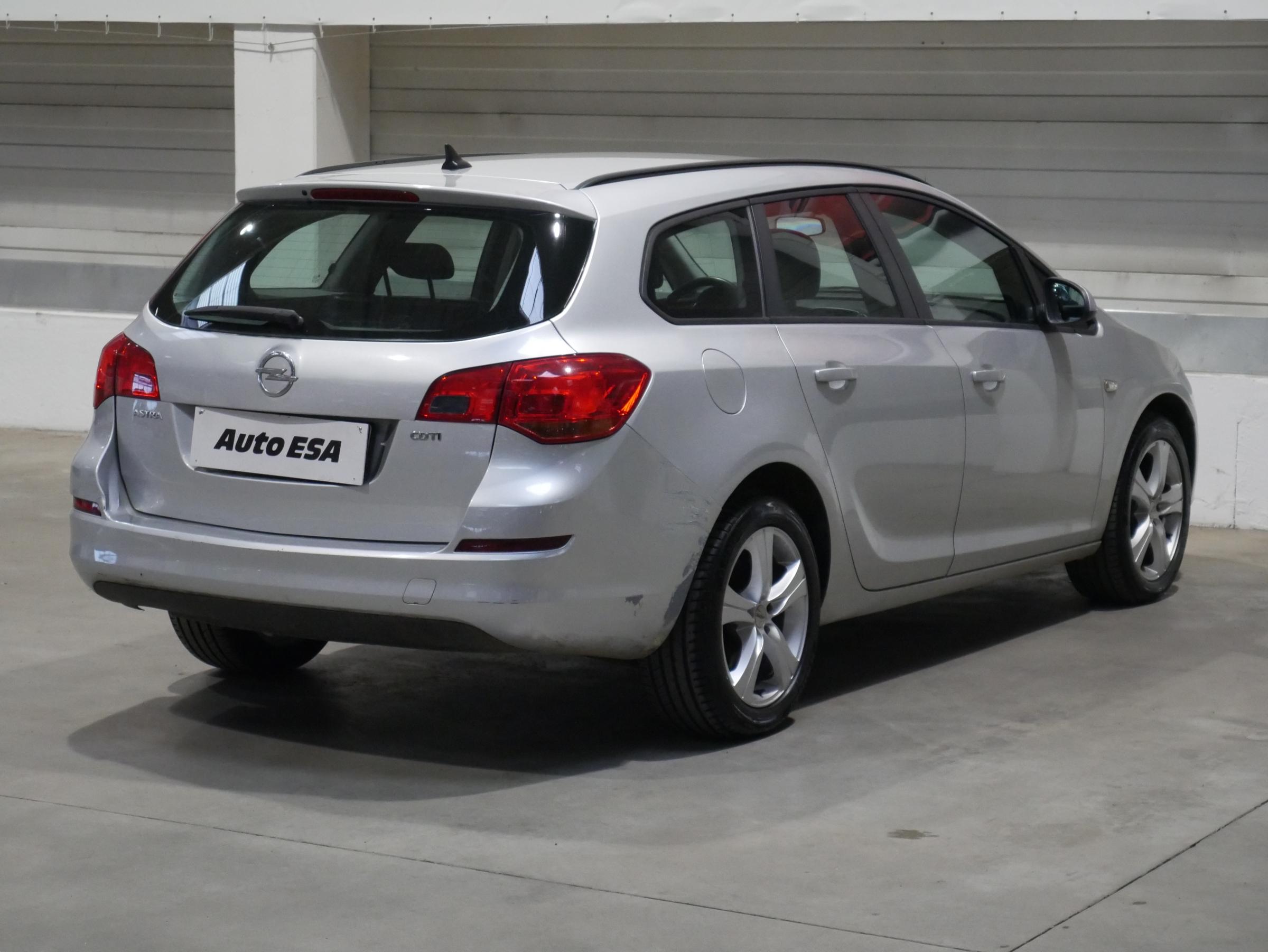 Opel Astra, 2011 - pohled č. 4
