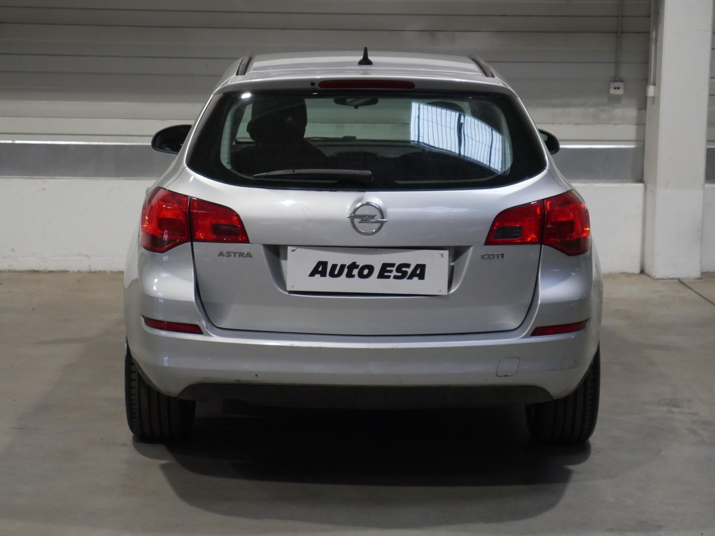 Opel Astra, 2011 - pohled č. 5