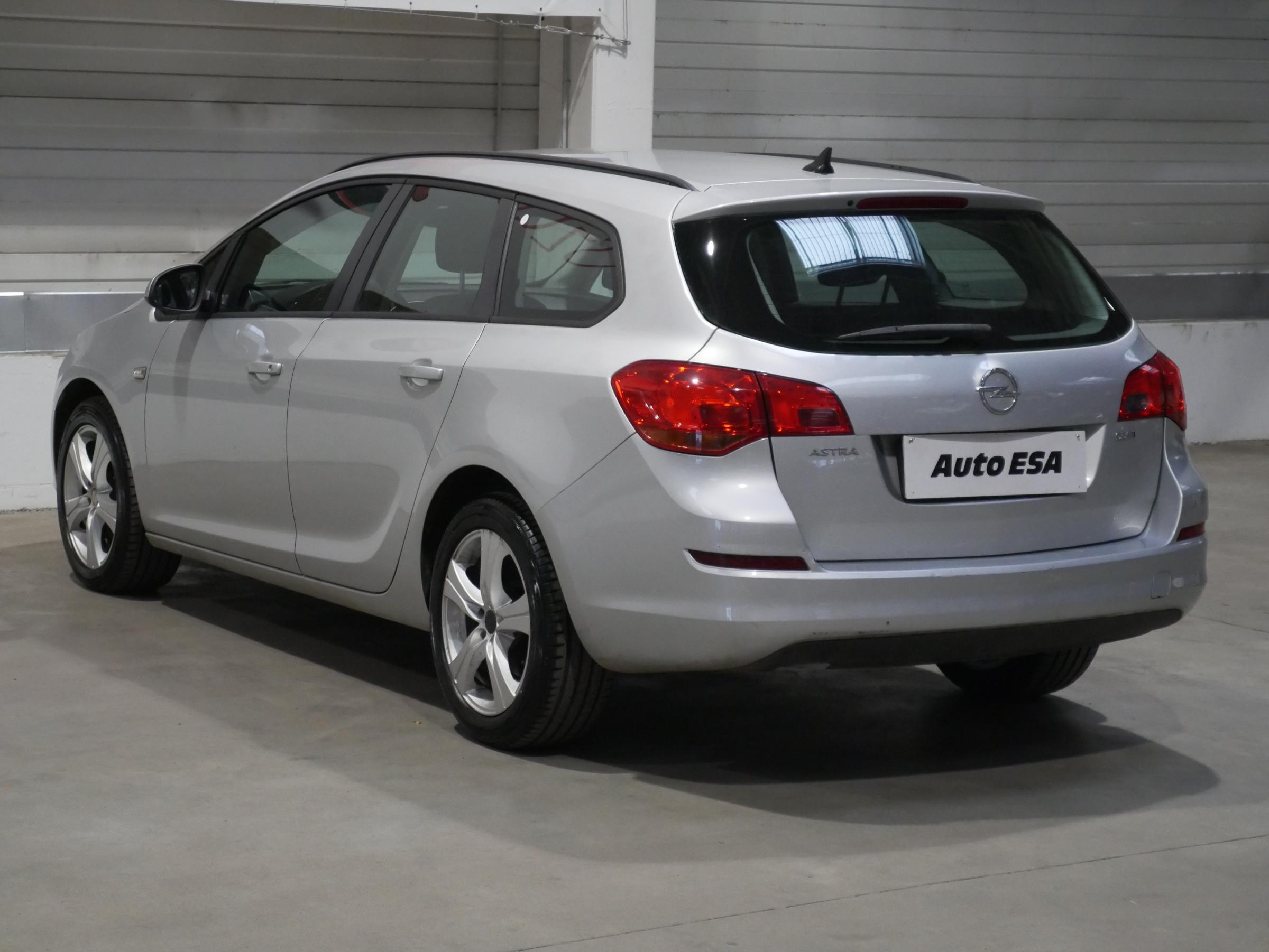 Opel Astra, 2011 - pohled č. 6