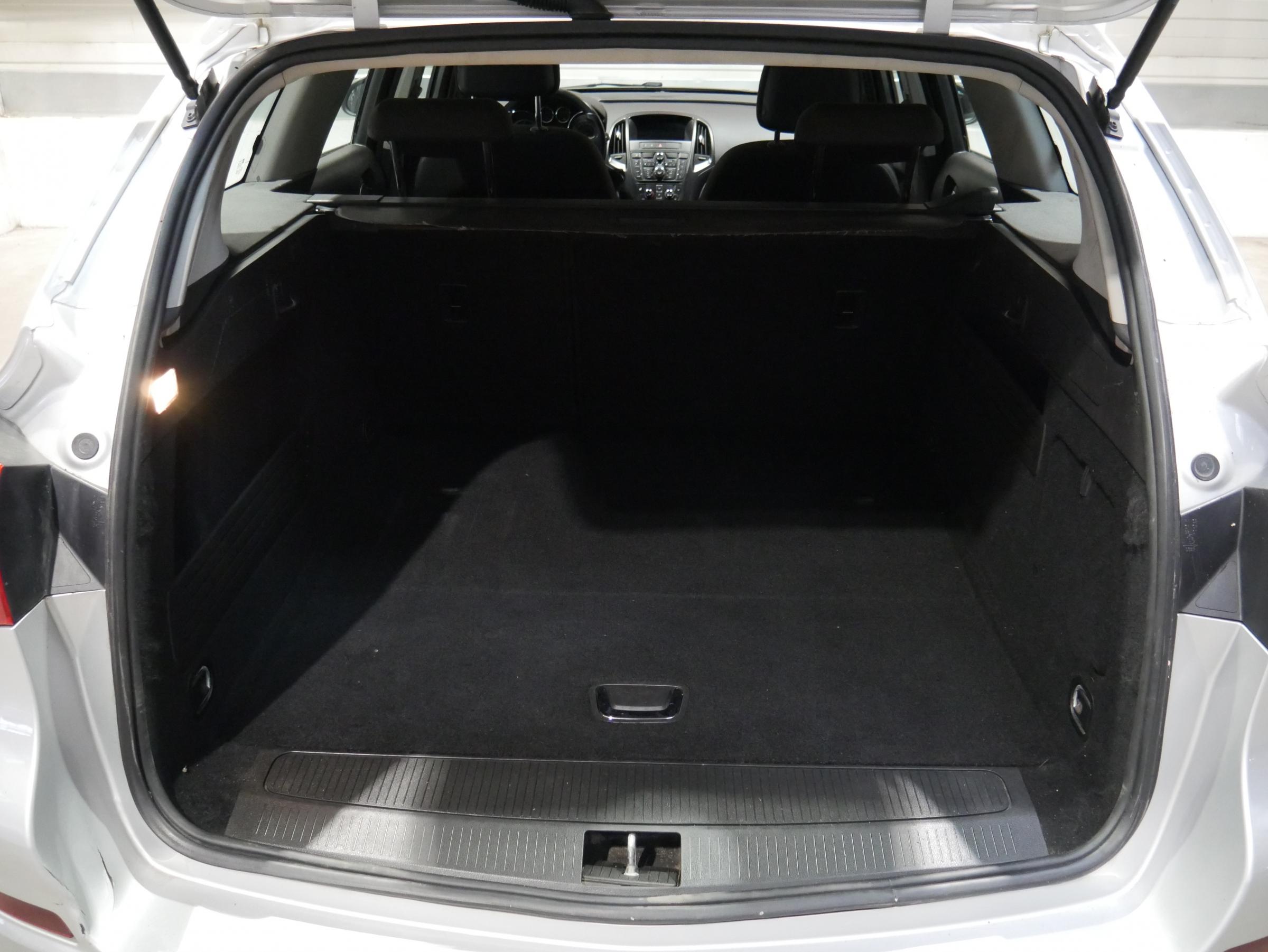 Opel Astra, 2011 - pohled č. 7