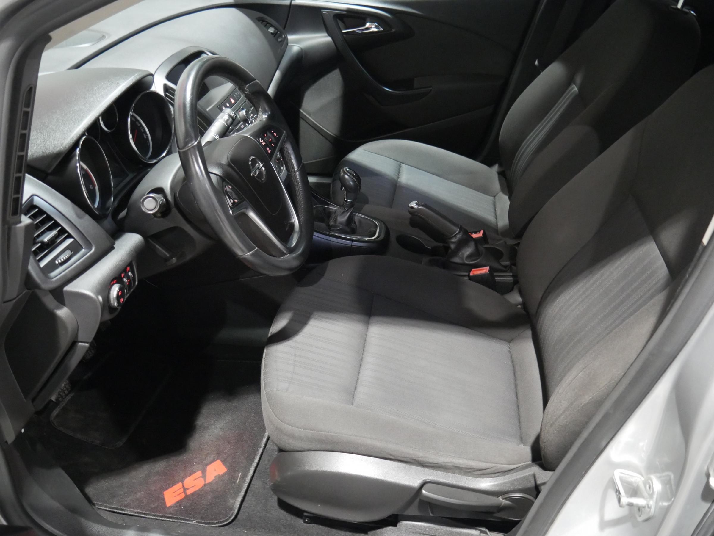 Opel Astra, 2011 - pohled č. 9