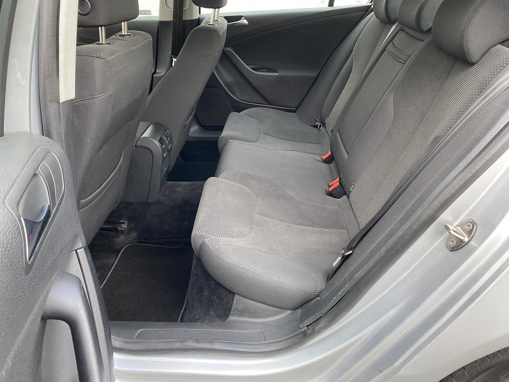 Volkswagen Passat 1.6 FSi 