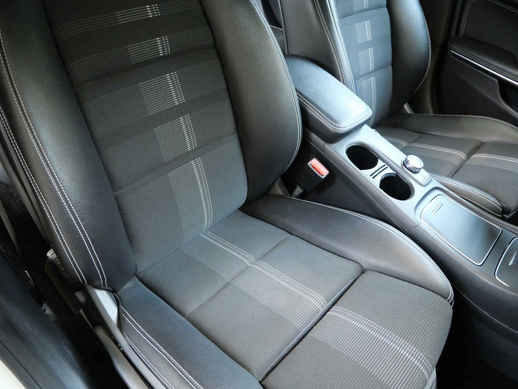 Mercedes-Benz CLA 1.6 CGi  CLA 200