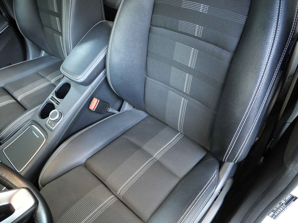 Mercedes-Benz CLA 1.6 CGi  CLA 200