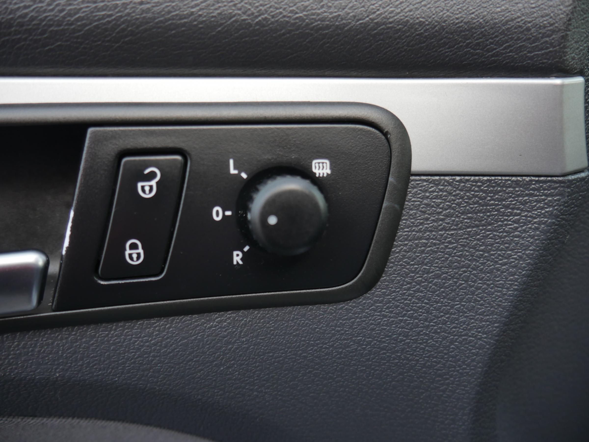 Volkswagen Touran, 2011 - pohled č. 17