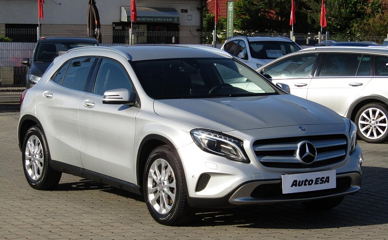 Mercedes-Benz GLA 1.6i  GLA180