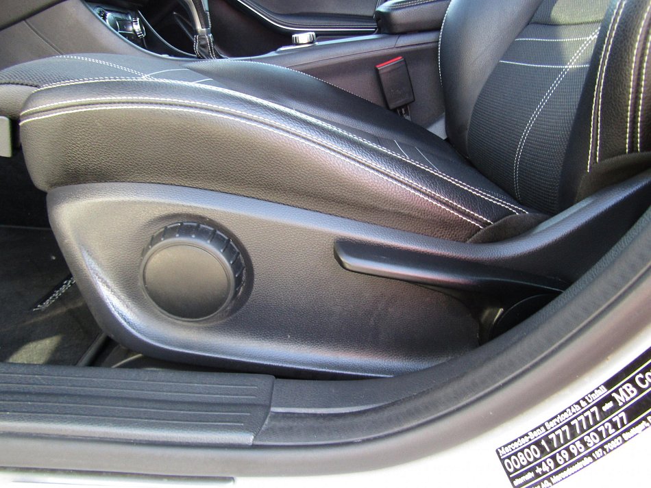 Mercedes-Benz GLA 1.6i  GLA180