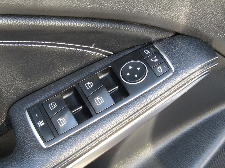 Mercedes-Benz GLA 1.6i  GLA180