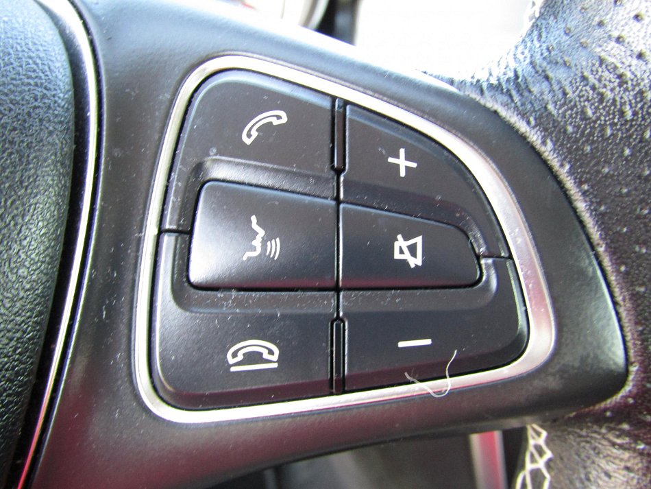 Mercedes-Benz GLA 1.6i  GLA180