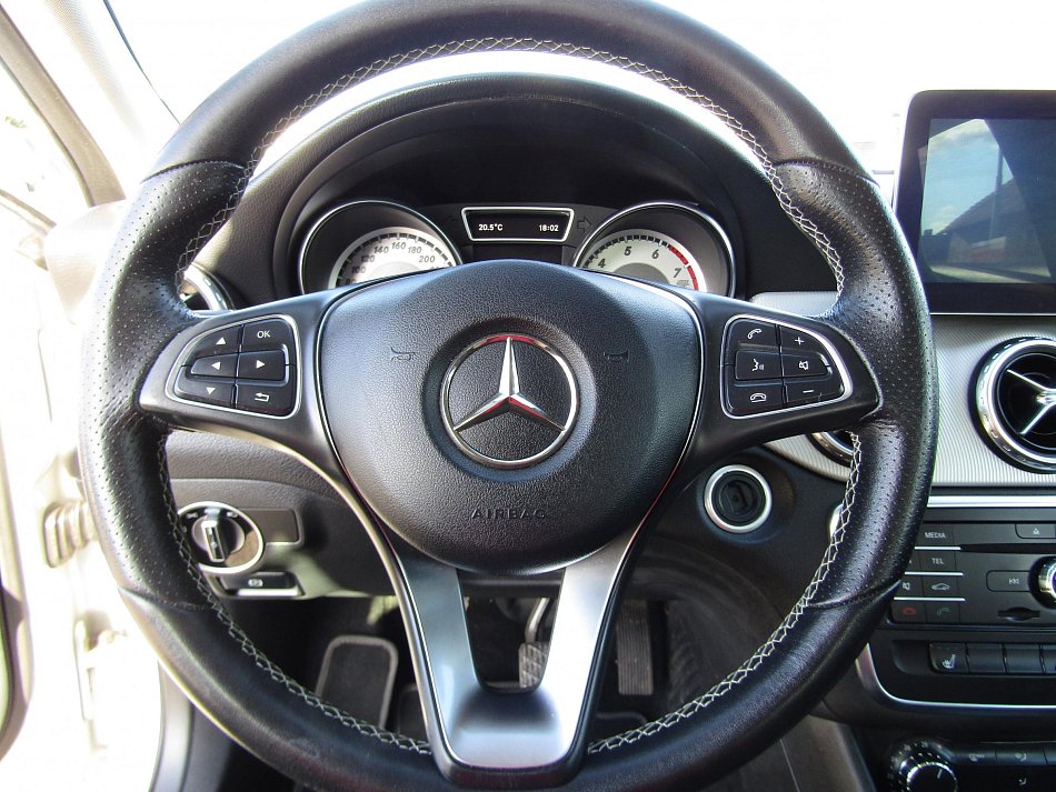 Mercedes-Benz GLA 1.6i  GLA180