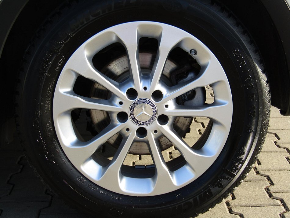 Mercedes-Benz GLA 1.6i  GLA180