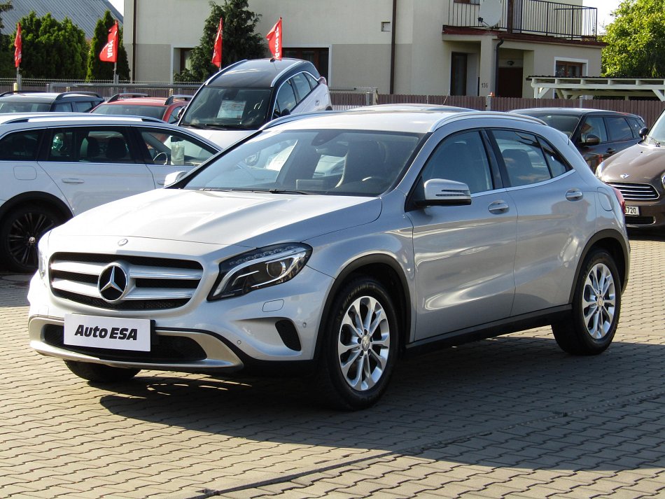 Mercedes-Benz GLA 1.6i  GLA180