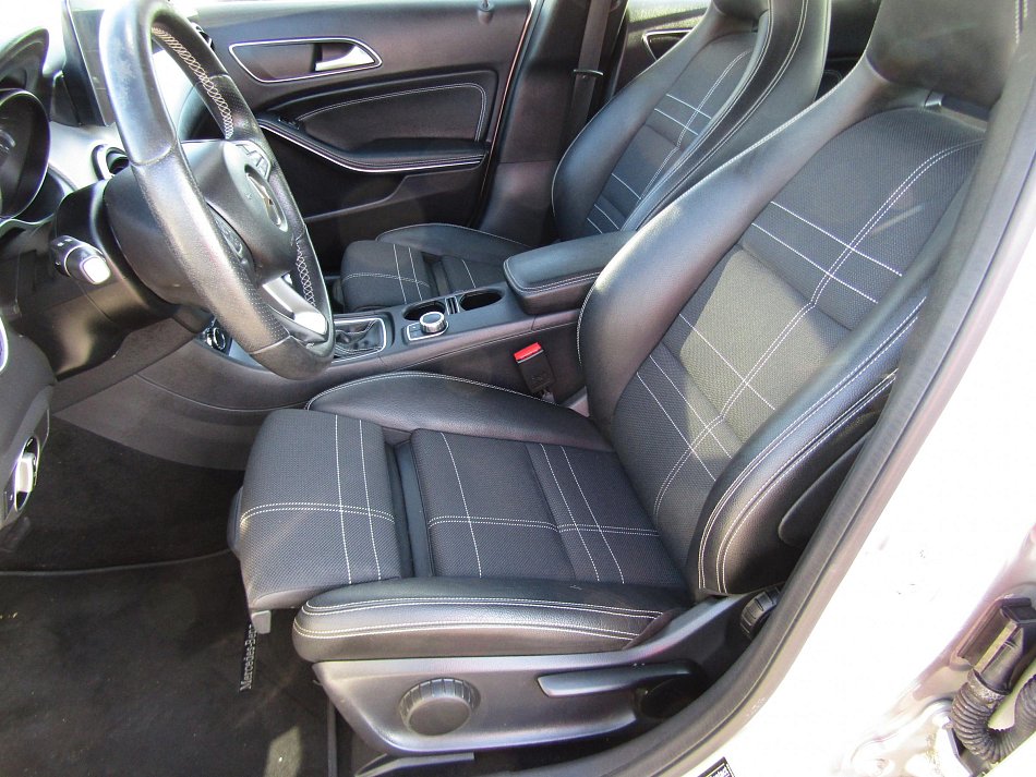 Mercedes-Benz GLA 1.6i  GLA180