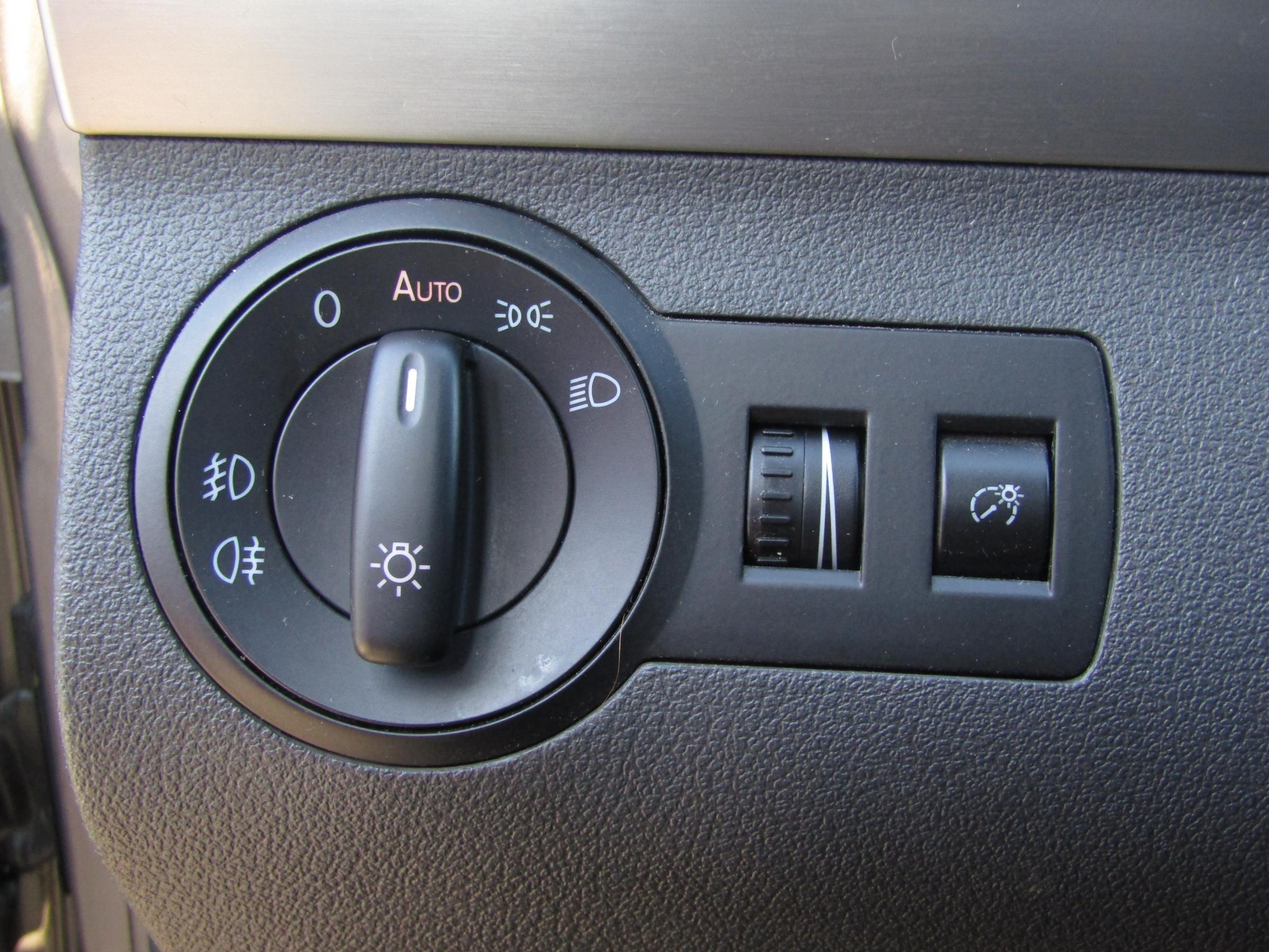 Volkswagen Touran, 2009 - pohled č. 12