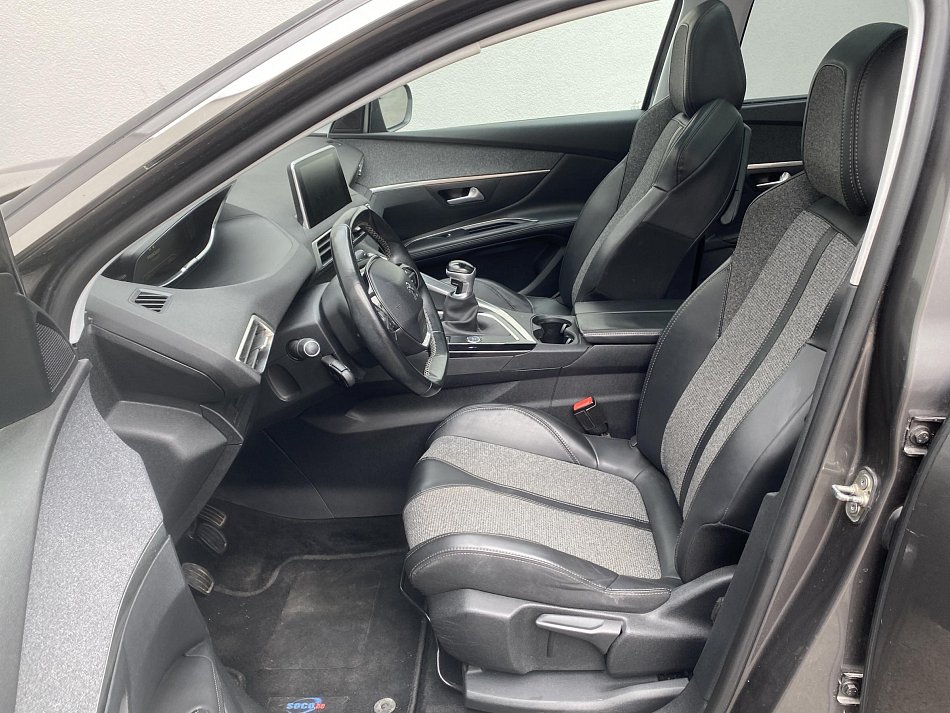Peugeot 5008 1.2 PT Allure 7míst