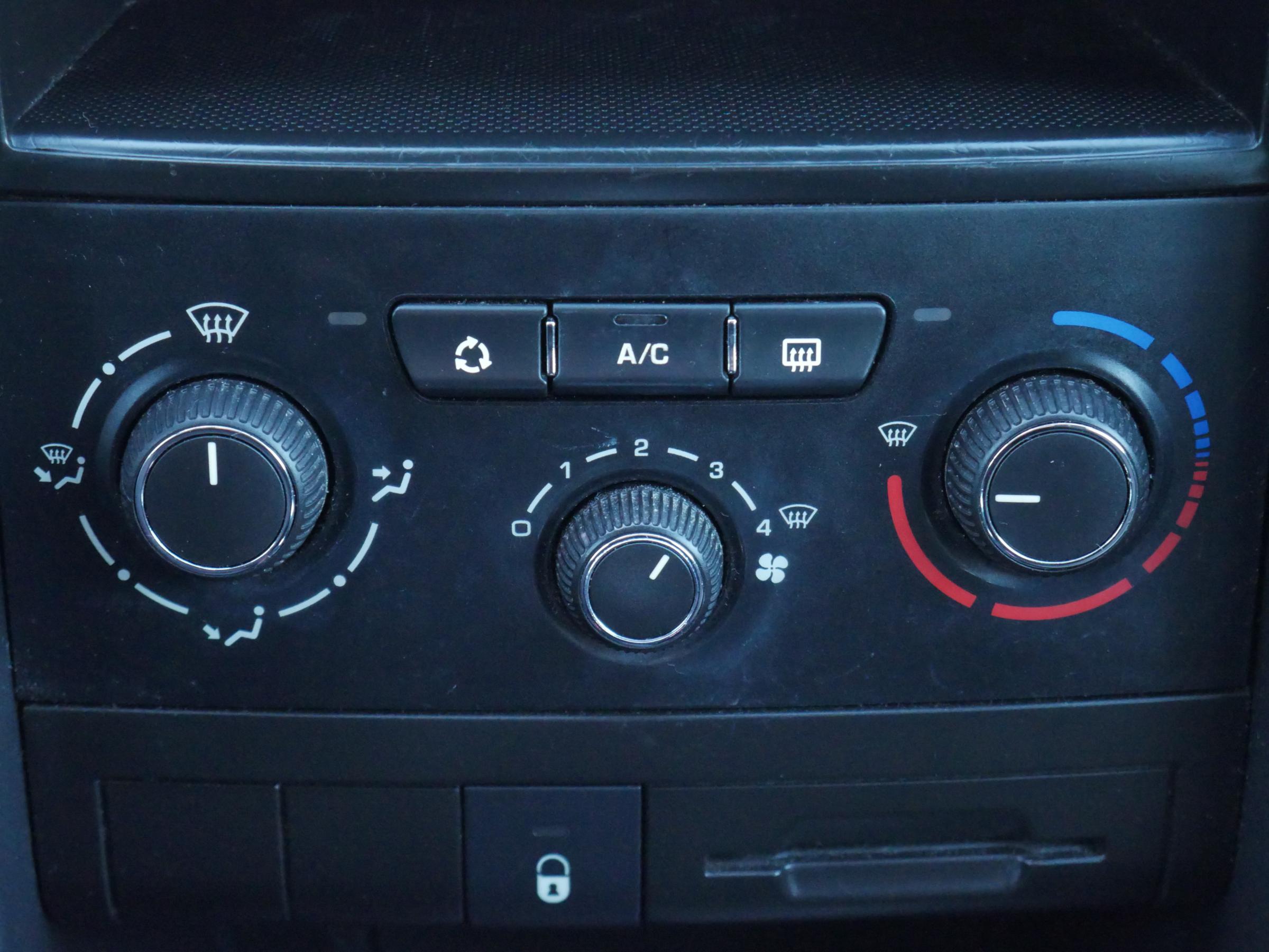 Peugeot 207, 2010 - pohled č. 12