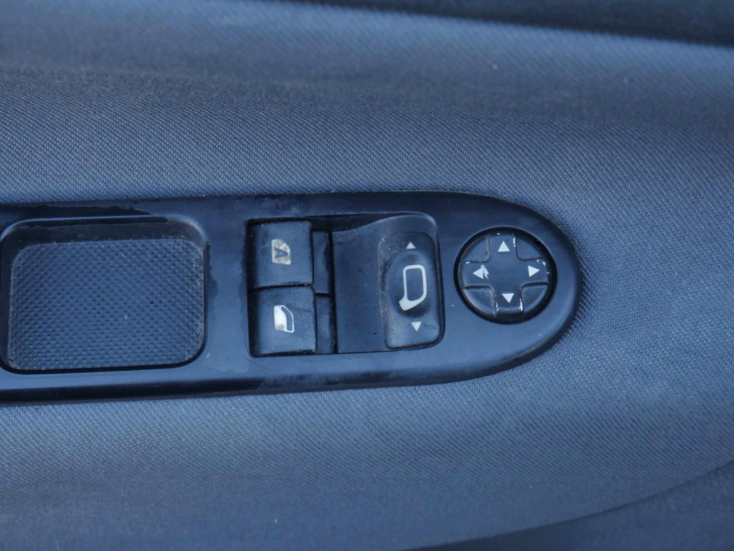 Peugeot 207, 2010 - pohled č. 16