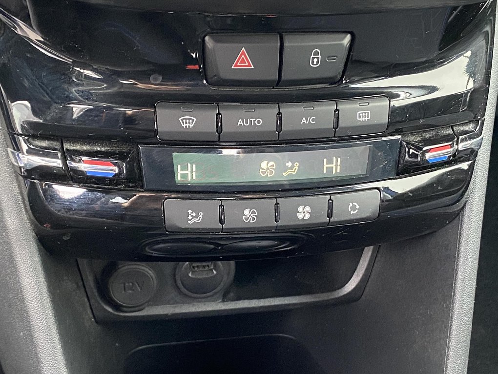Peugeot 2008 1.2i Signature