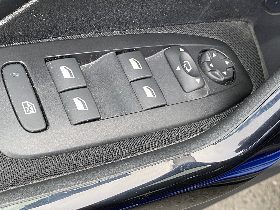 Peugeot 2008 1.2i Signature