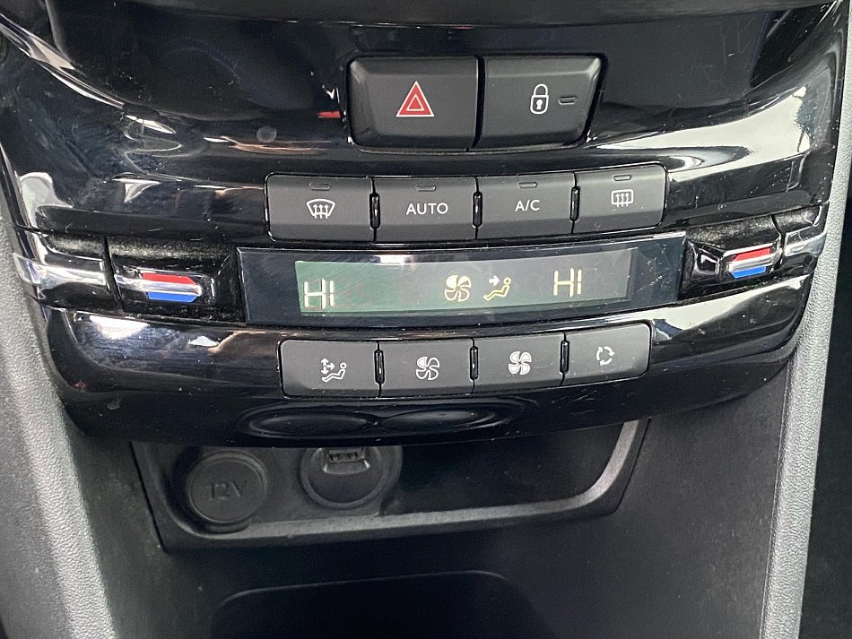 Peugeot 2008 1.2i Signature
