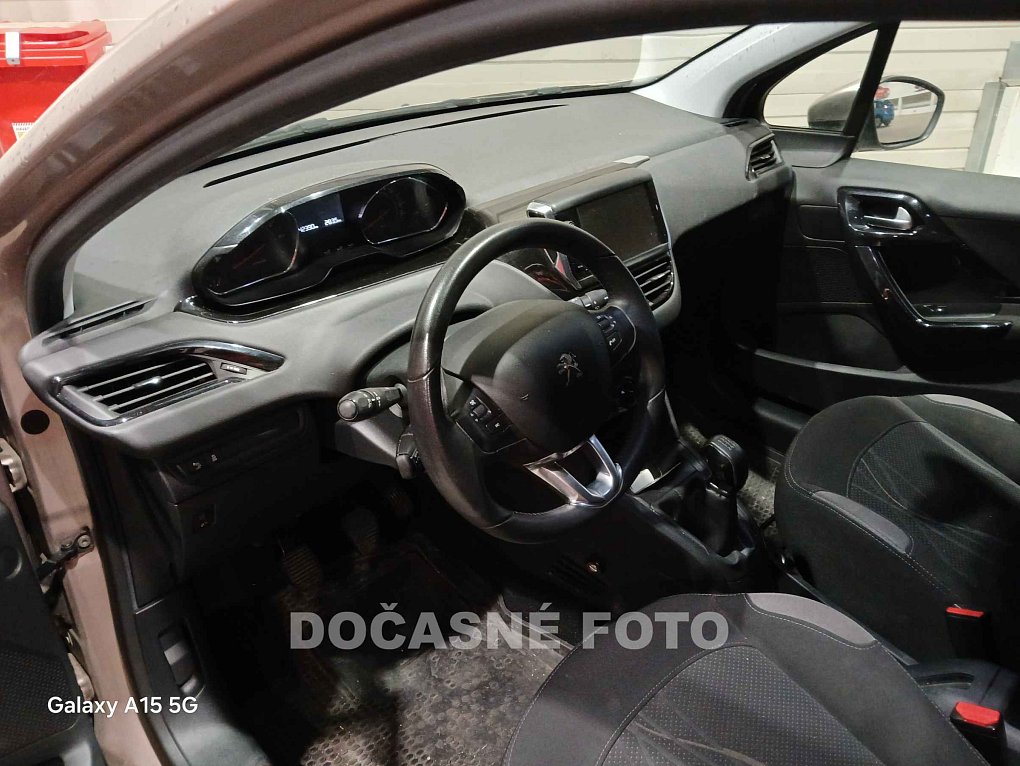 Peugeot 208 1.2 i 