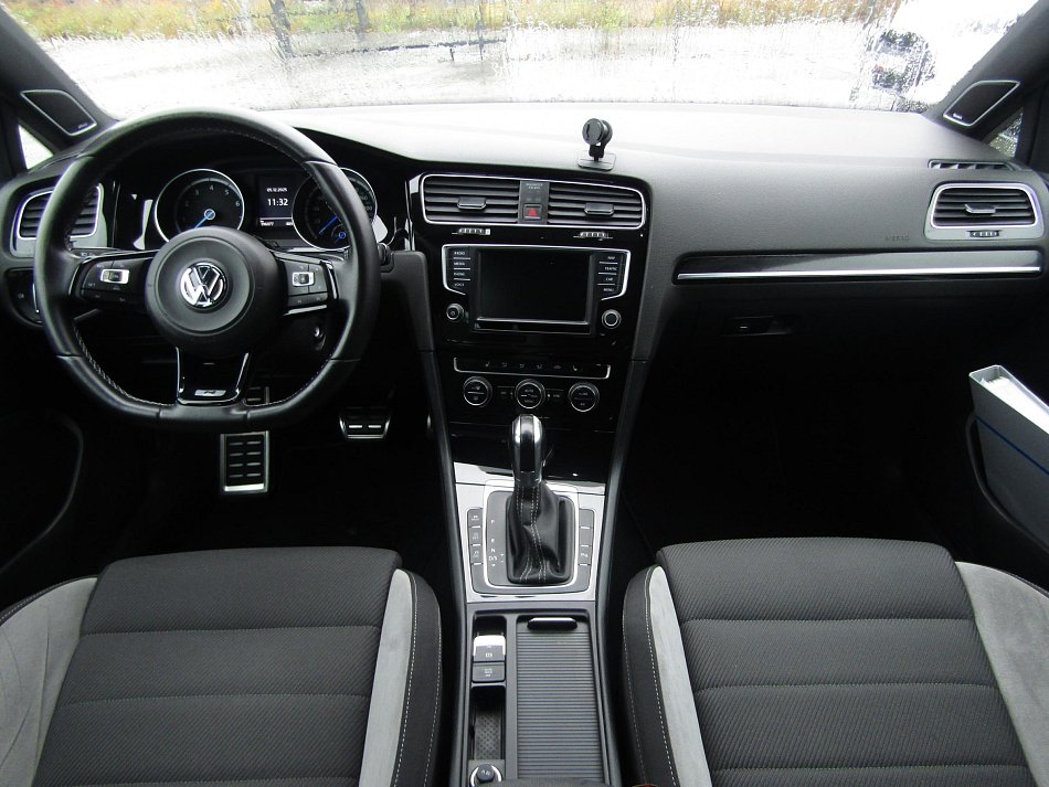 Volkswagen Golf 2.0 TSi 