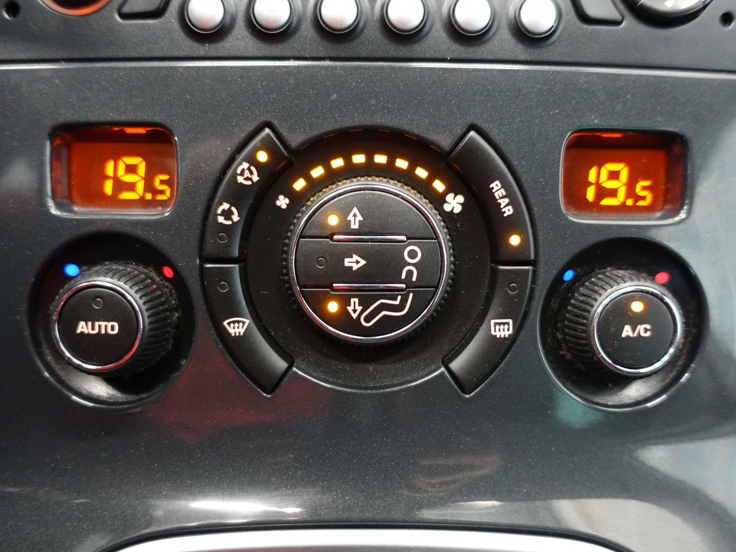 Peugeot 5008, 2012 - pohled č. 15