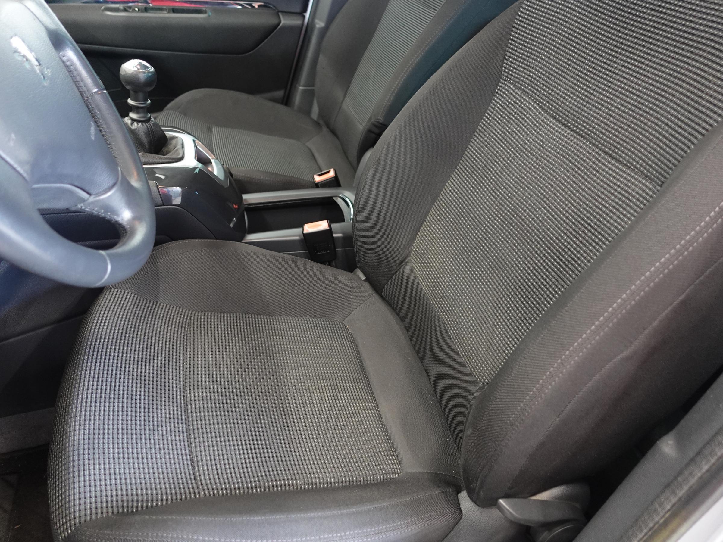 Peugeot 5008, 2012 - pohled č. 9