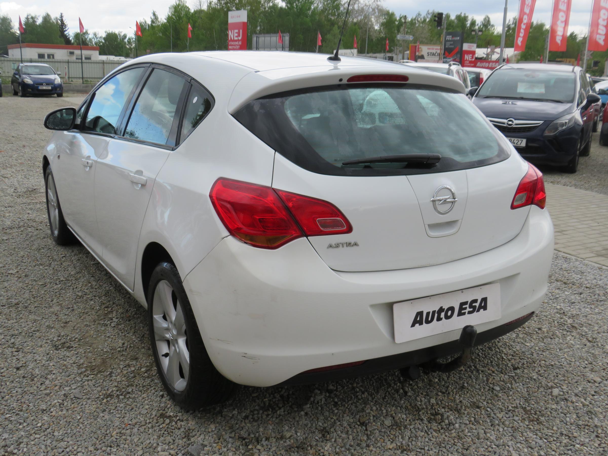 Opel Astra, 2012 - pohled č. 6