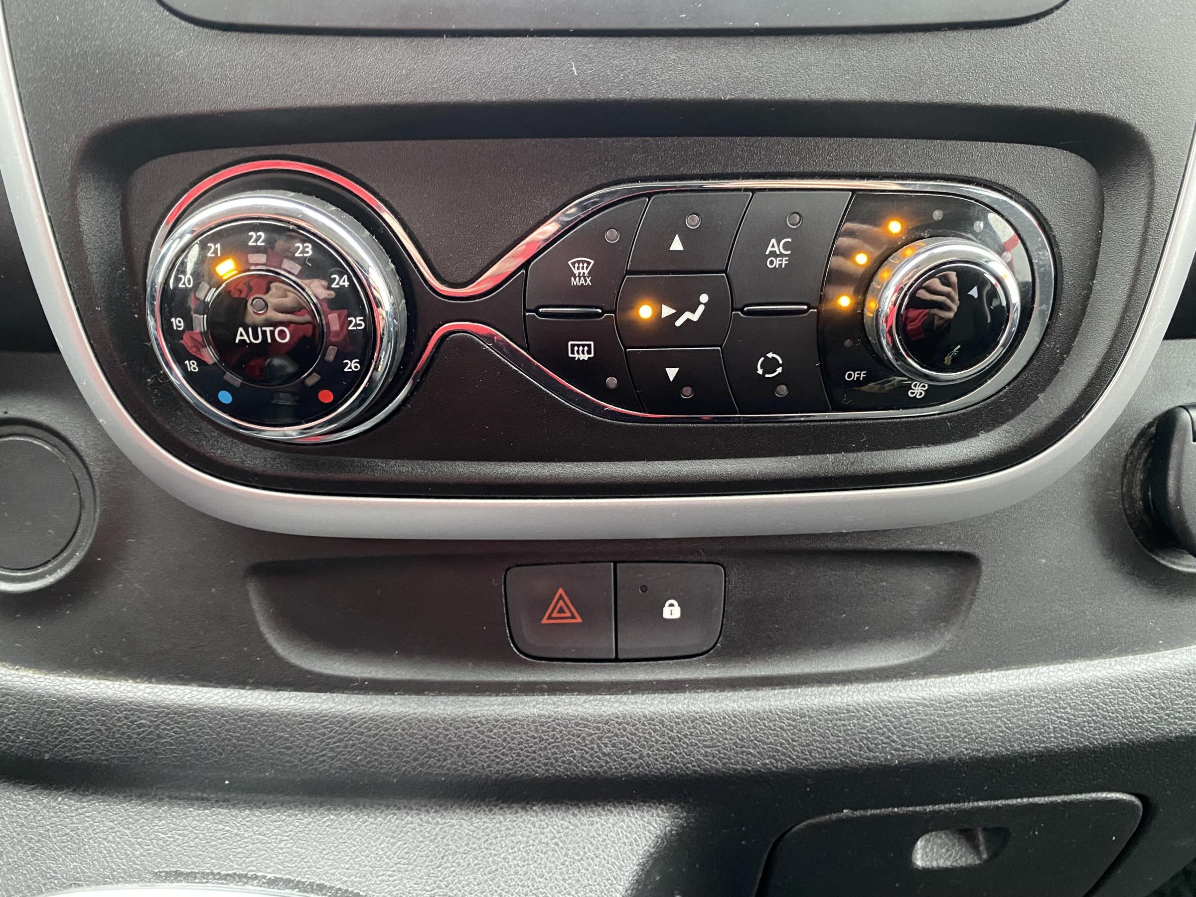 Opel Vivaro, 2015 - pohled č. 18