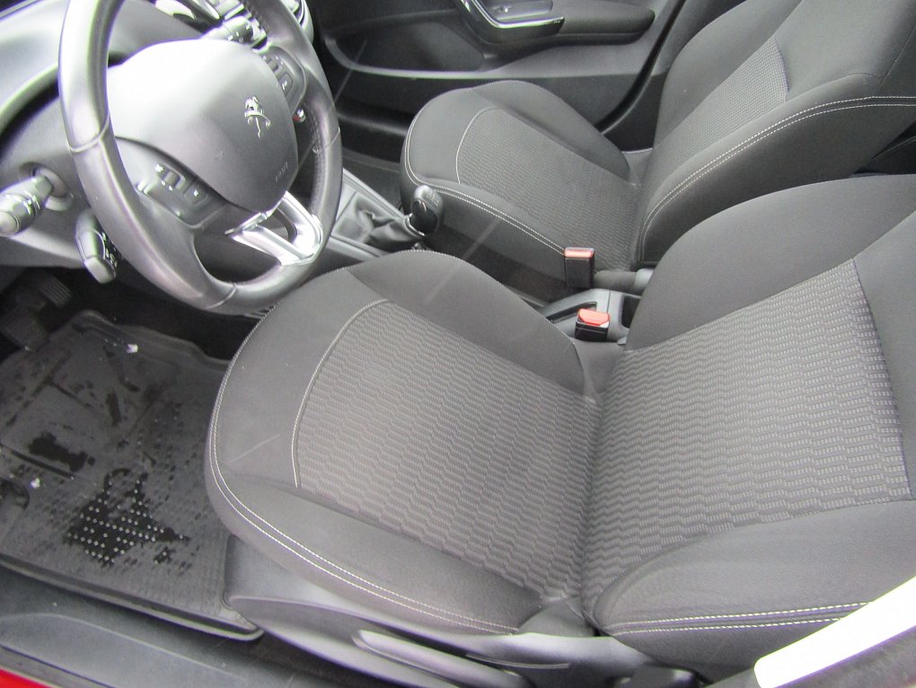 Peugeot 208 1.2 i 