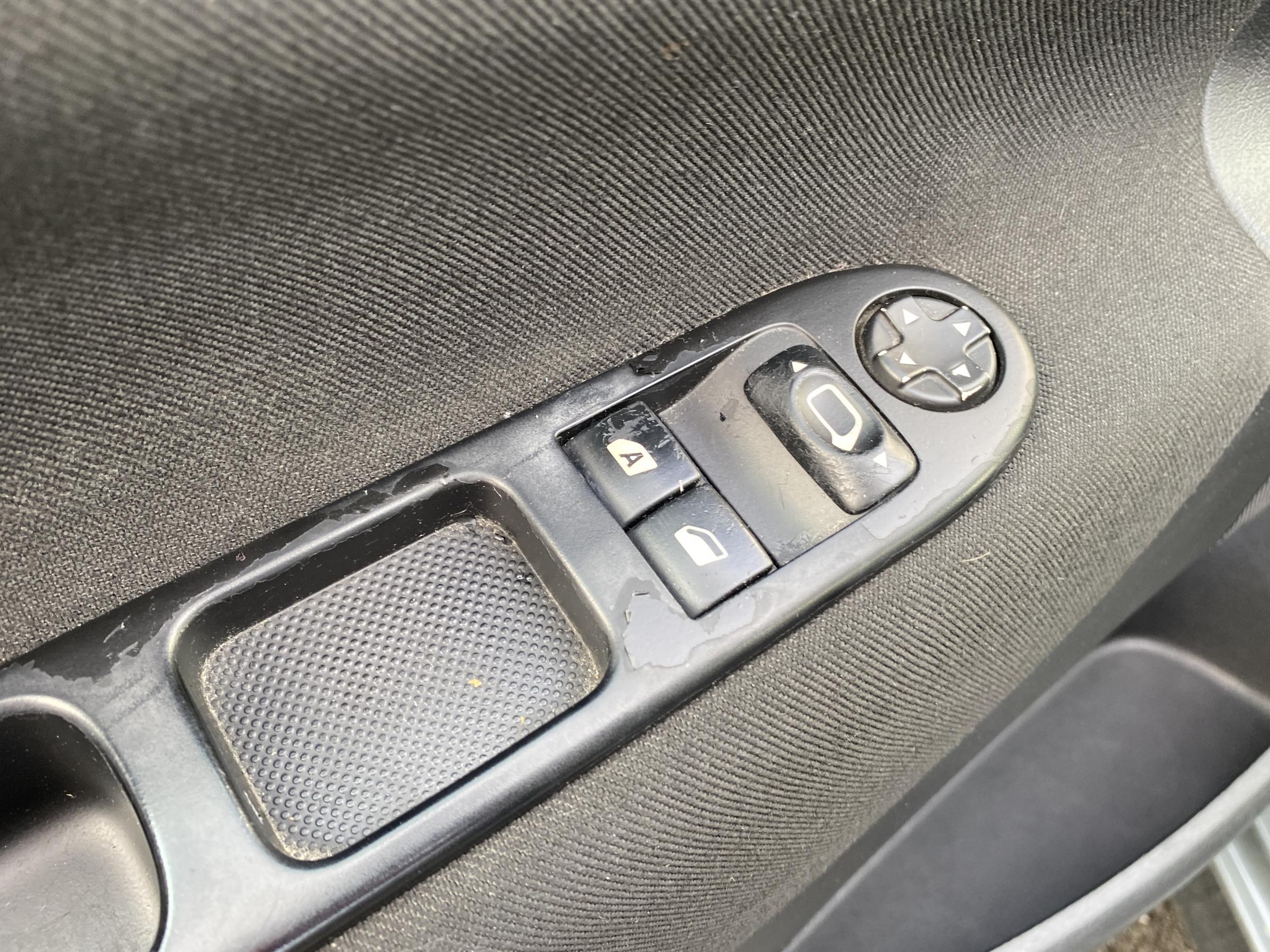 Peugeot 207, 2011 - pohled č. 13