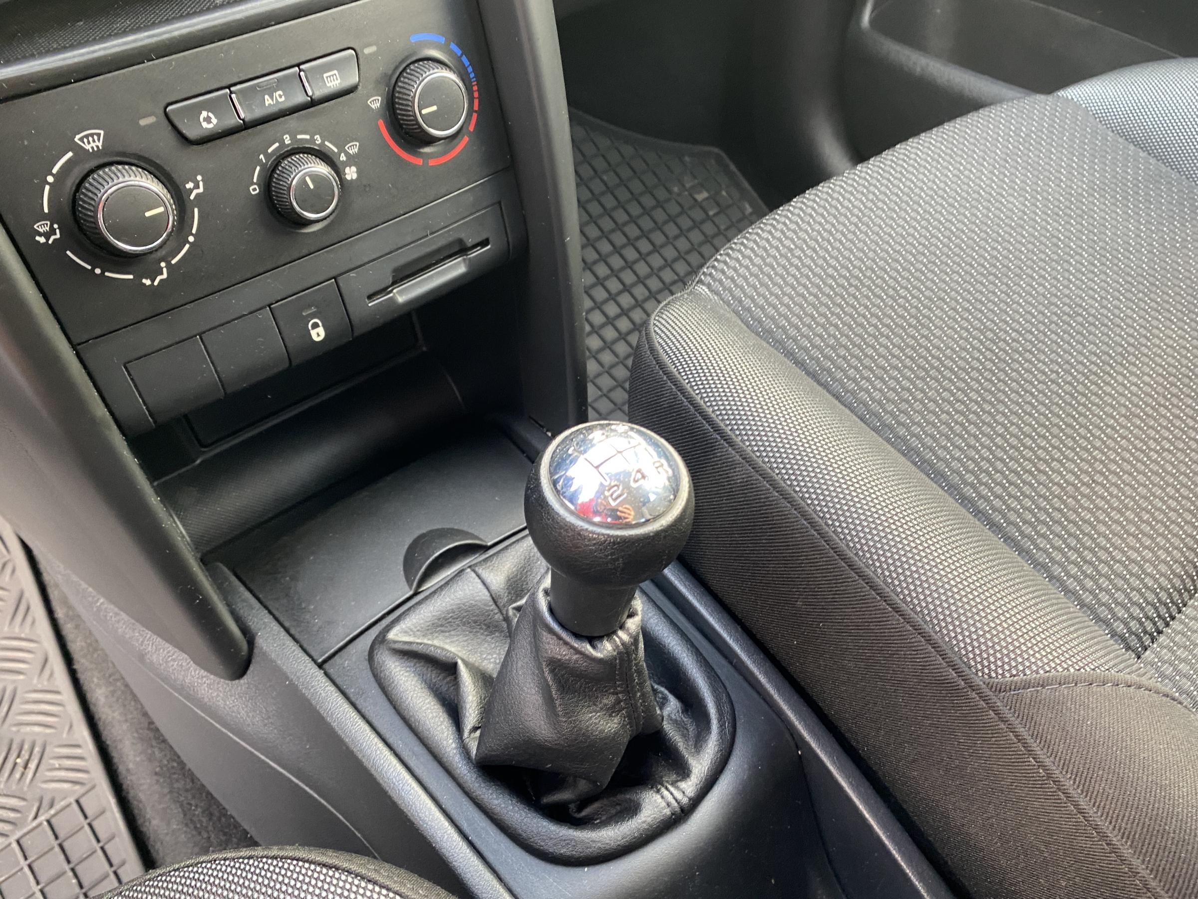 Peugeot 207, 2011 - pohled č. 15