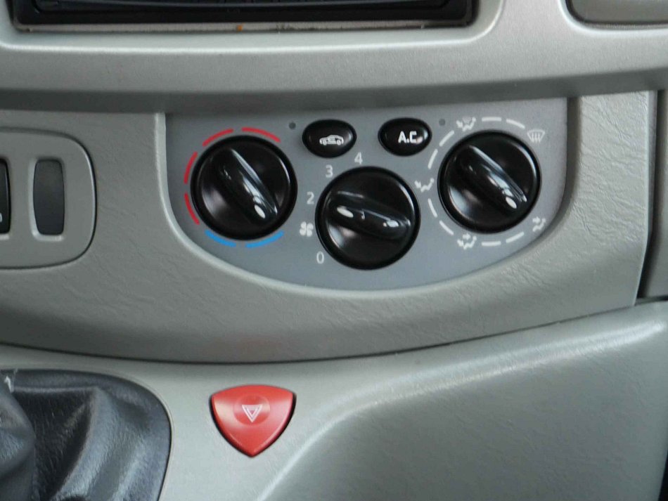 Renault Trafic 2.0dCi  8míst