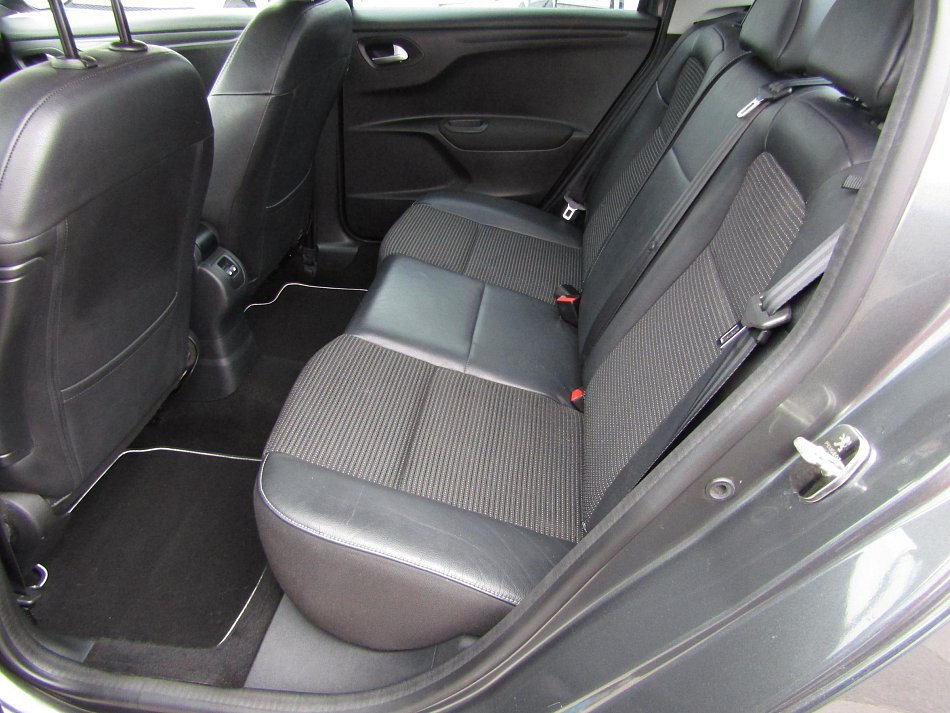 Peugeot 301 1.6i Allure