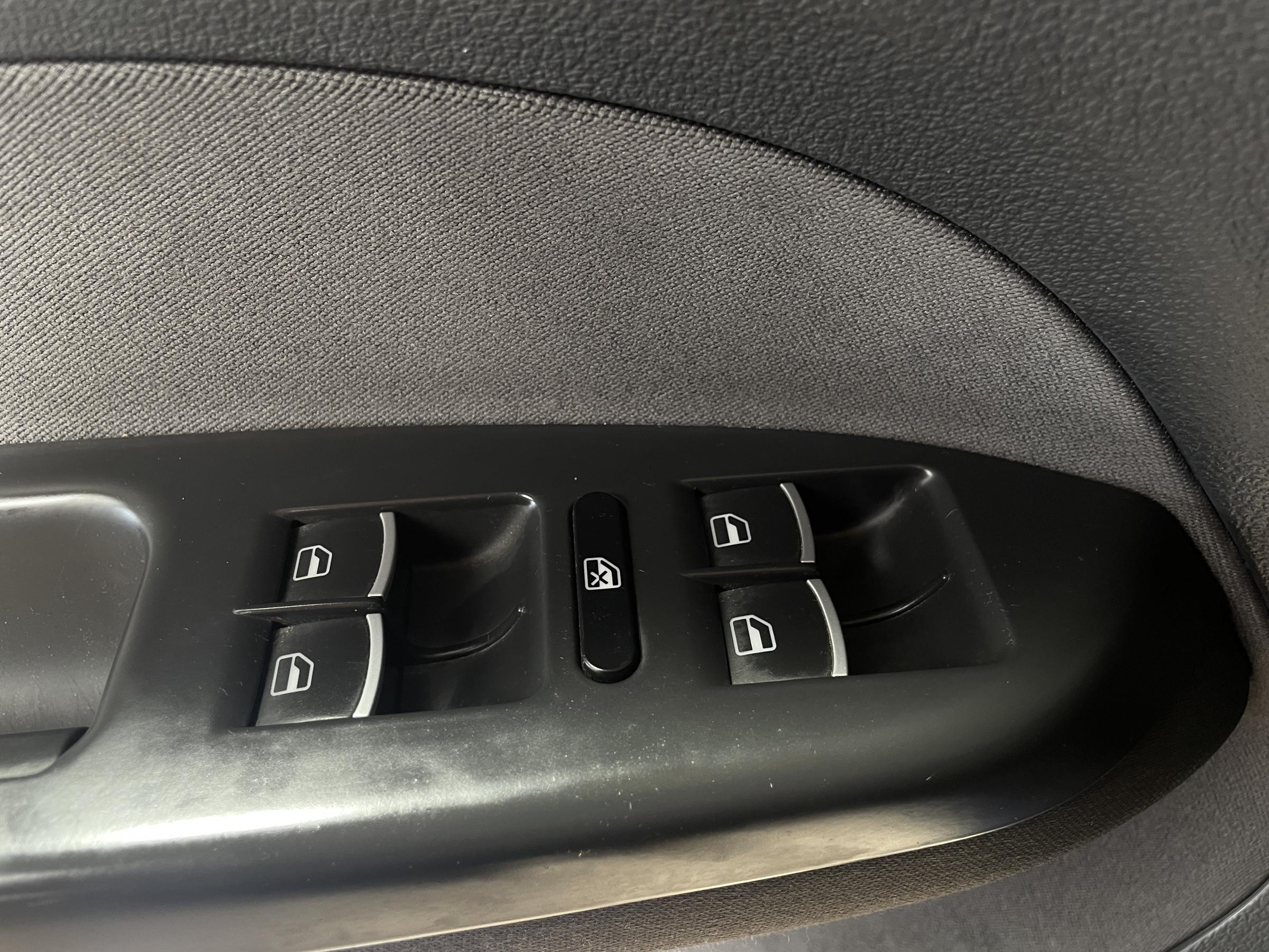 Volkswagen Touran, 2011 - pohled č. 11