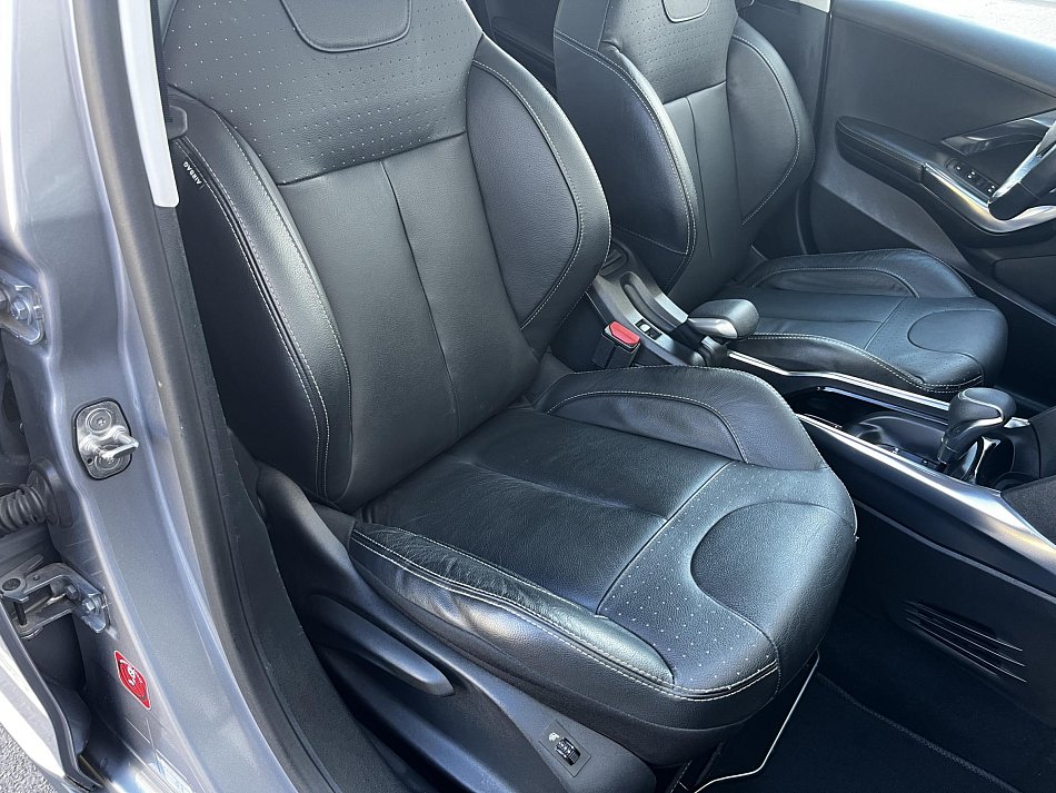 Peugeot 2008 1.2 PT Féline Titane