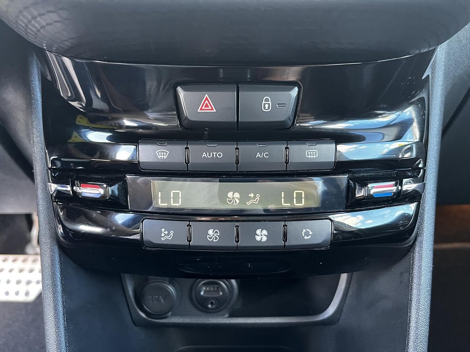 Peugeot 2008 1.2 PT Féline Titane