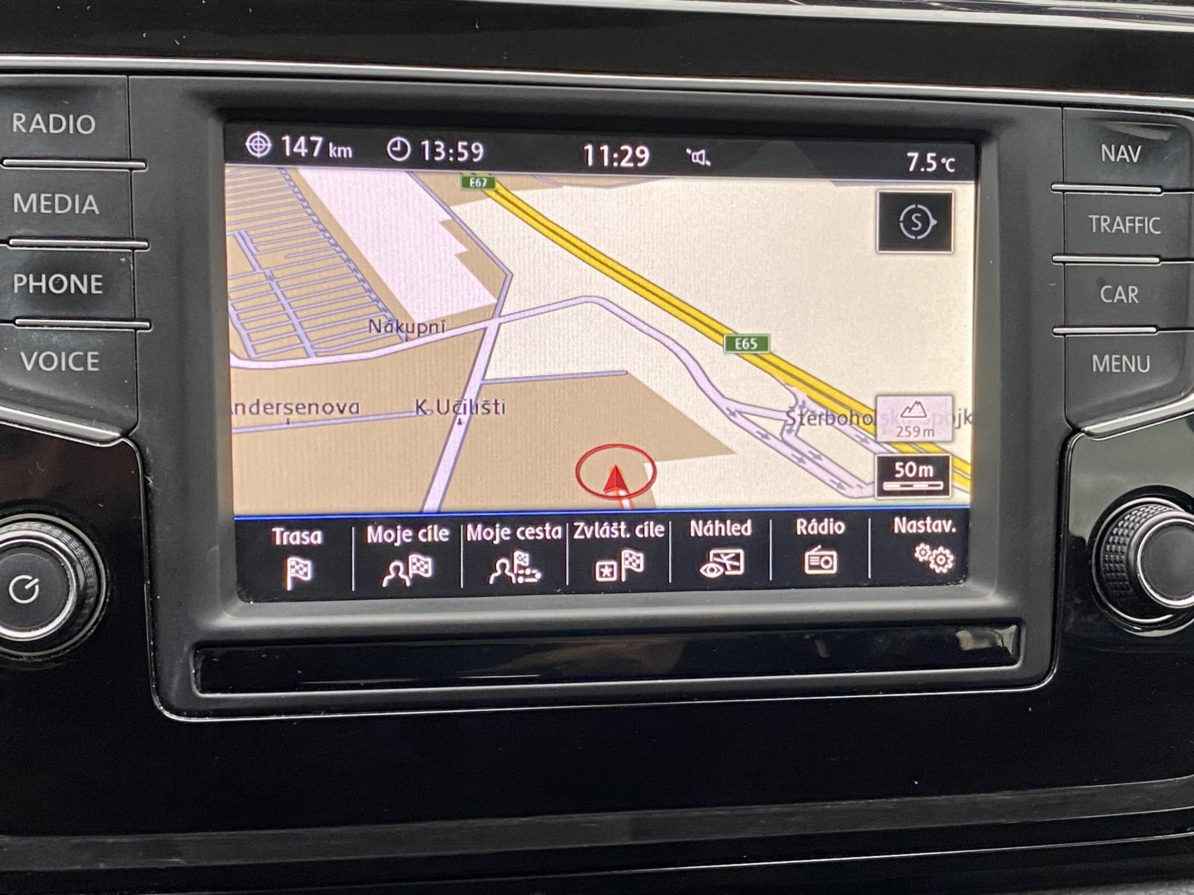 Volkswagen Touran, 2016 - pohled č. 16