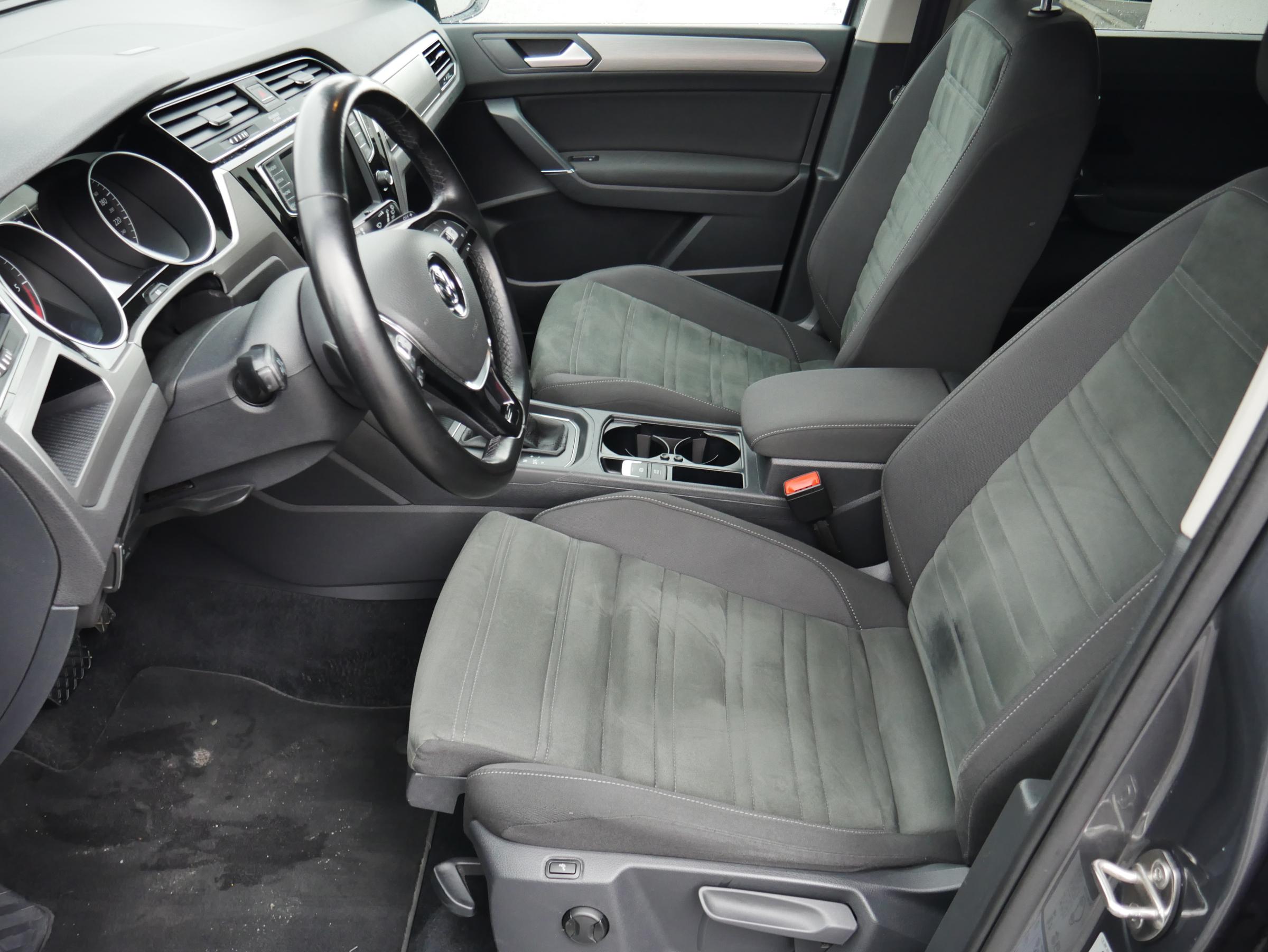 Volkswagen Touran, 2016 - pohled č. 9