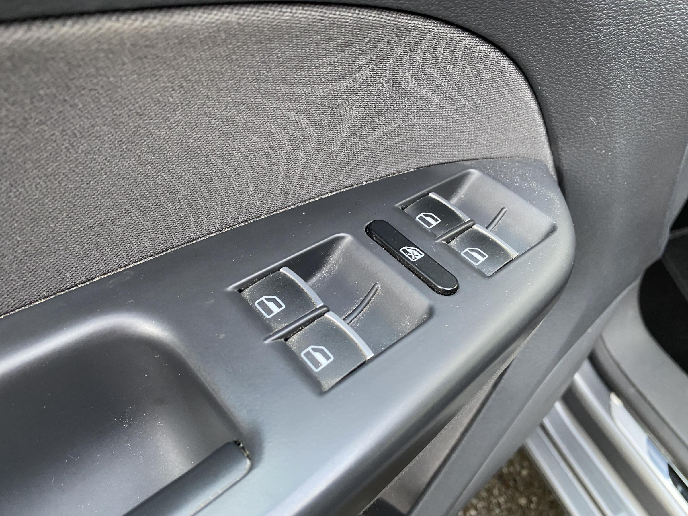 Volkswagen Touran, 2012 - pohled č. 13