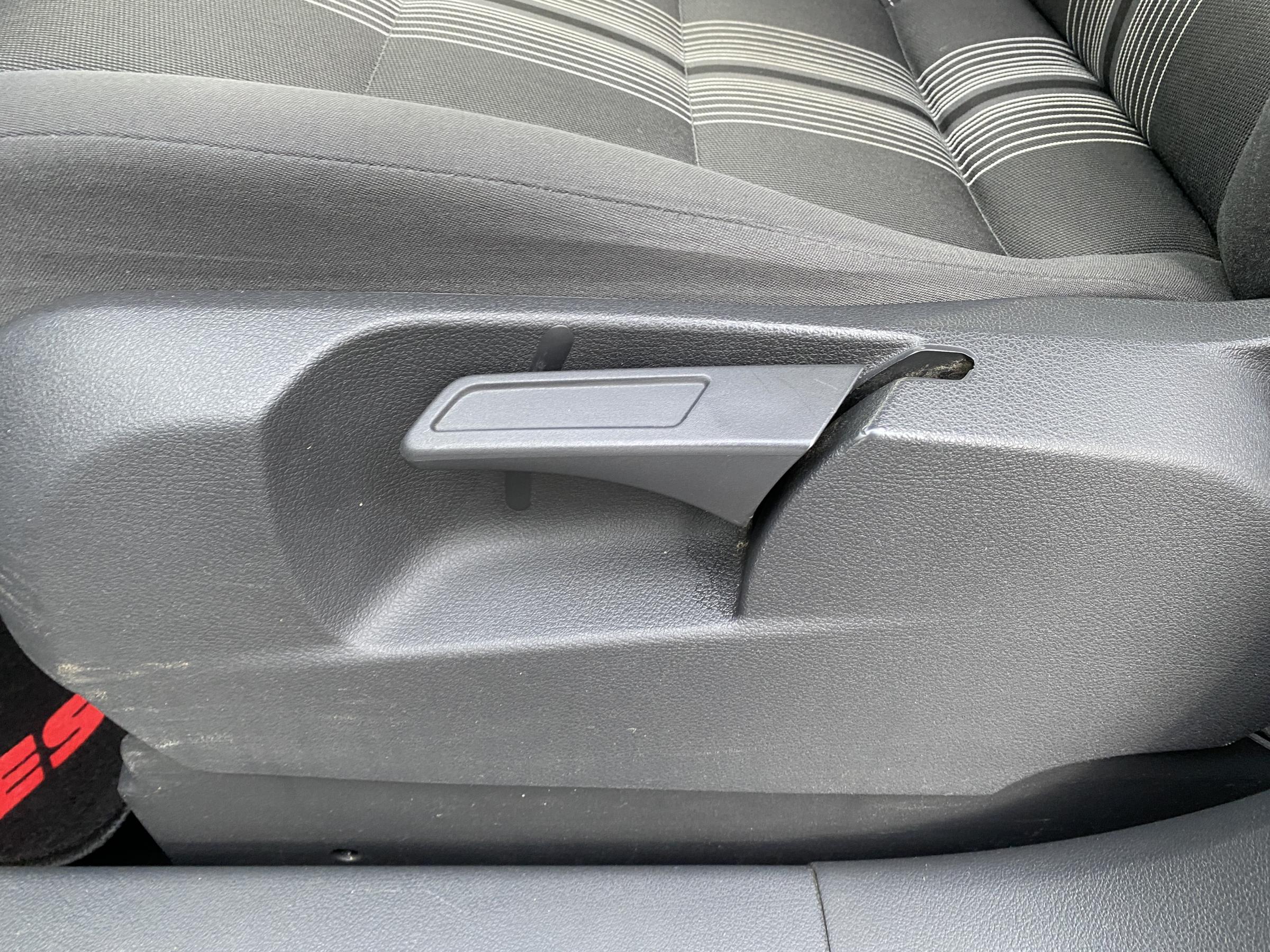 Volkswagen Touran, 2012 - pohled č. 14