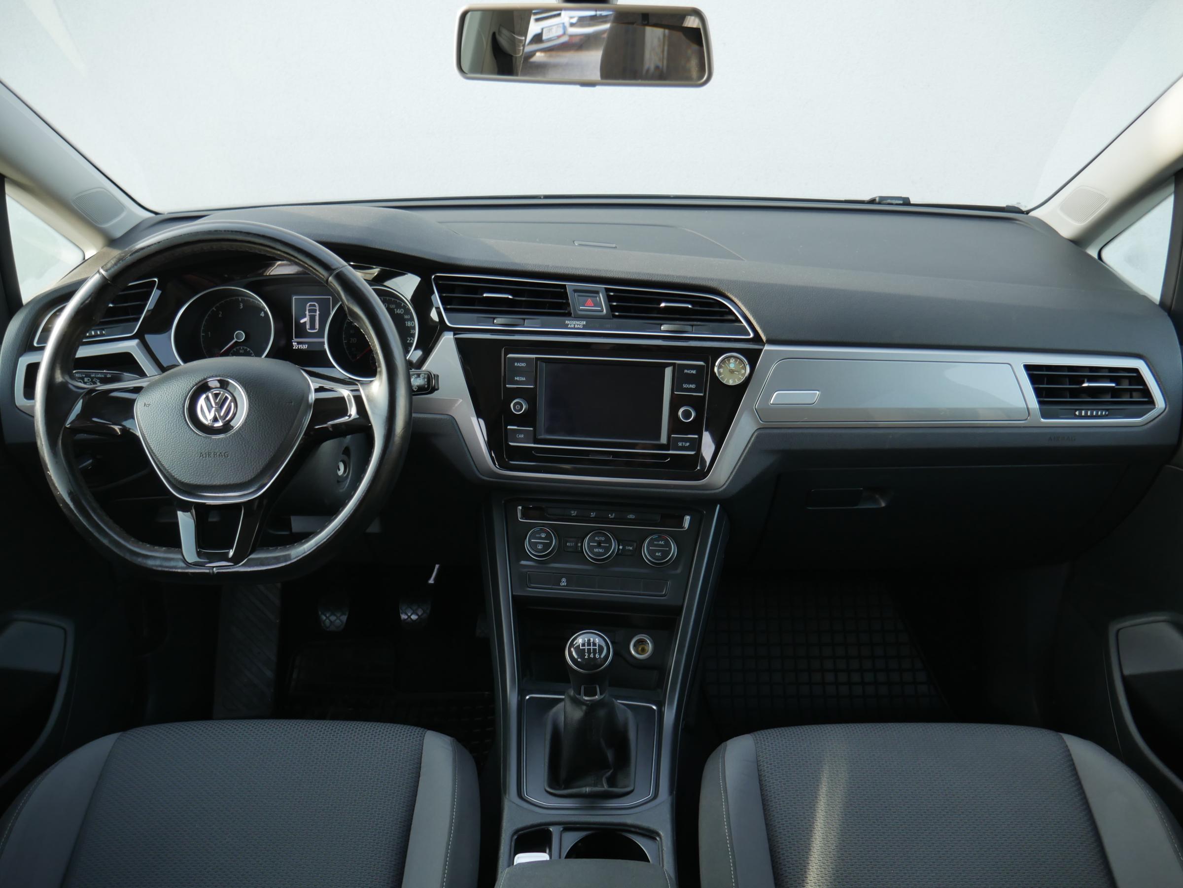 Volkswagen Touran, 2017 - pohled č. 8