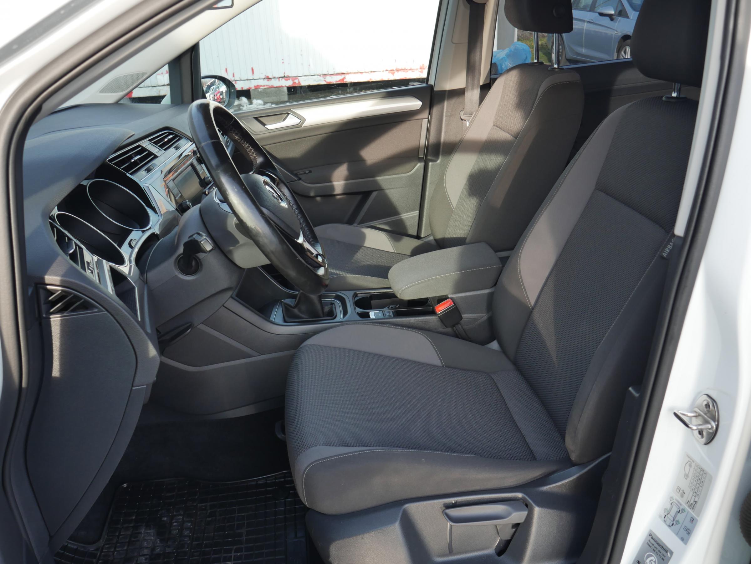 Volkswagen Touran, 2017 - pohled č. 9