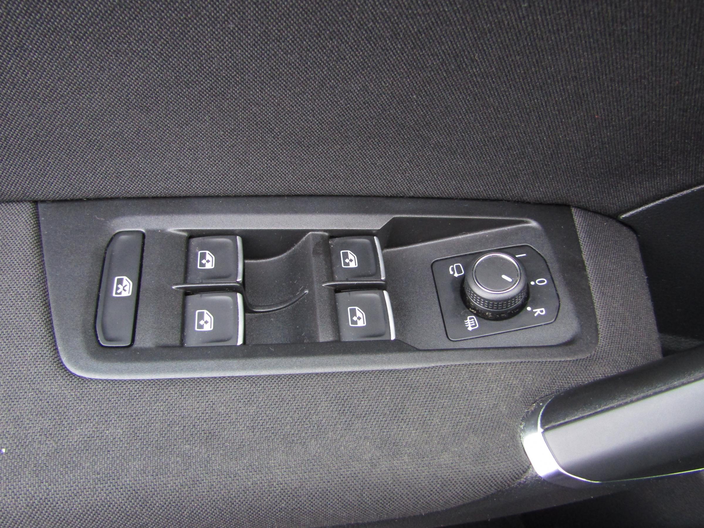 Volkswagen Touran, 2018 - pohled č. 11